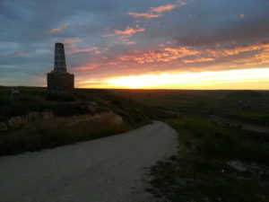 Foto Flick Amanecer En El Alto De Mostelares Con El Cerro De Castrojeriz Abajo A La Derecha | Noleggio Biciclette Per Il Cammino Di Santiago | Tournride