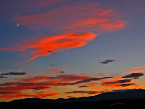 Atardecer en Astorga con el cielo anaranjado